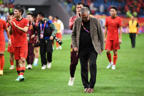 Tuyển Trung Quốc thua thảm, HLV bị báo chí 'tấn công' dữ dội: "Ông ta như một gã lang băm"- Ảnh 2. Tuyển Trung Quốc thua thảm, HLV bị báo chí 'tấn công' dữ dội: "Ông ta như một gã lang băm"- Ảnh 2.