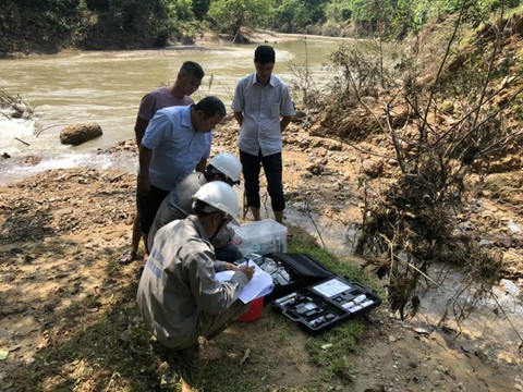 Tuyên Quang: Khẩn trương lấy mẫu quan trắc môi trường tại huyện Chiêm Hóa- Ảnh 2. Tuyên Quang: Khẩn trương lấy mẫu quan trắc môi trường tại huyện Chiêm Hóa- Ảnh 2.