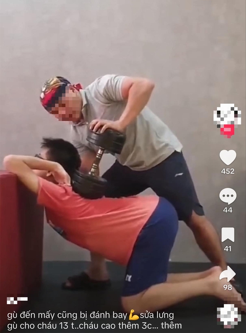 Rộ trào lưu chữa gù lưng giúp tăng chiều cao cho trẻ bằng cách đè tạ lên lưng, ấn xương khi đu xà, chuyên gia nhìn cũng thấy hãi!- Ảnh 1. Rộ trào lưu chữa gù lưng giúp tăng chiều cao cho trẻ bằng cách đè tạ lên lưng, ấn xương khi đu xà, chuyên gia nhìn cũng thấy hãi!- Ảnh 1.