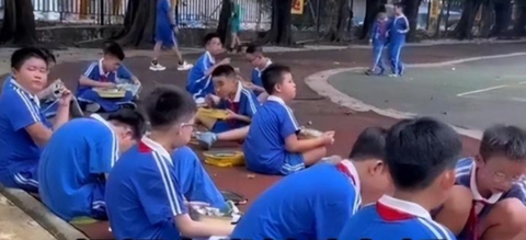 Phụ huynh sốc vì con phải ngồi ăn cơm dưới sân trường trong cái nắng 37 độ, Hiệu trưởng giải thích gây phẫn nộ- Ảnh 1. Phụ huynh sốc vì con phải ngồi ăn cơm dưới sân trường trong cái nắng 37 độ, Hiệu trưởng giải thích gây phẫn nộ- Ảnh 1.