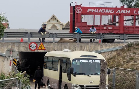 Phát hiện thi thể người đàn ông biến dạng trên cao tốc- Ảnh 1.