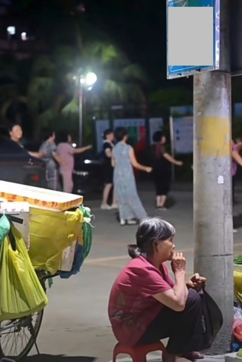 Những bức ảnh đối lập cuộc sống người cao tuổi khiến bạn phải suy ngẫm - Ảnh 4. Những bức ảnh đối lập cuộc sống người cao tuổi khiến bạn phải suy ngẫm - Ảnh 4.