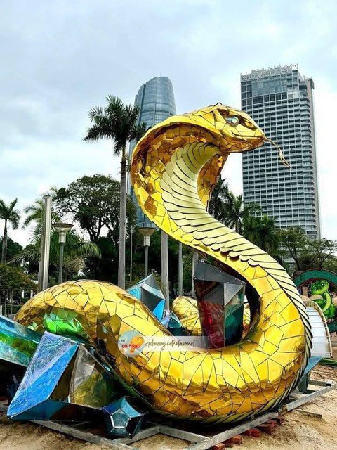 Cuộc đua linh vật rắn 2025: Kim xà quyền uy, "bé Na tẻn tẻn" chiếm sóng mạng xã hội - Ảnh 10. Cuộc đua linh vật rắn 2025: Kim xà quyền uy, "bé Na tẻn tẻn" chiếm sóng mạng xã hội - Ảnh 10.