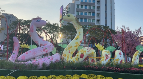 Ngắm linh vật rắn hồng độc đáo tại Đà Nẵng trong ngày Tết - Ảnh 2. Ngắm linh vật rắn hồng độc đáo tại Đà Nẵng trong ngày Tết - Ảnh 2.
