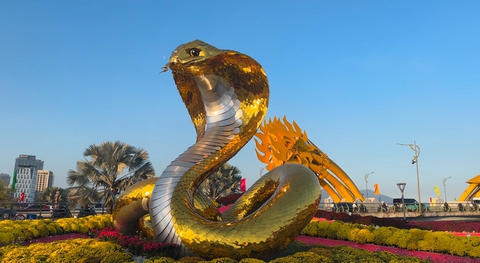 Ngắm linh vật rắn hồng độc đáo tại Đà Nẵng trong ngày Tết - Ảnh 4. Ngắm linh vật rắn hồng độc đáo tại Đà Nẵng trong ngày Tết - Ảnh 4.