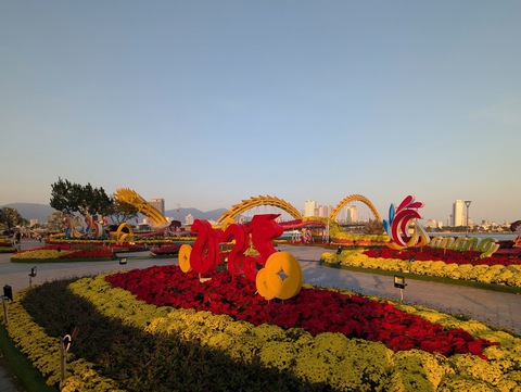 Ngắm linh vật rắn hồng độc đáo tại Đà Nẵng trong ngày Tết - Ảnh 7. Ngắm linh vật rắn hồng độc đáo tại Đà Nẵng trong ngày Tết - Ảnh 7.