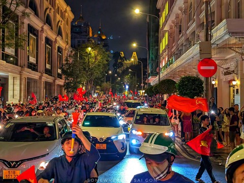 Hàng quán cả nước đồng loạt “chơi lớn” mừng tuyển Việt Nam vô địch ASEAN Cup 2024- Ảnh 5. Hàng quán cả nước đồng loạt “chơi lớn” mừng tuyển Việt Nam vô địch ASEAN Cup 2024- Ảnh 5.