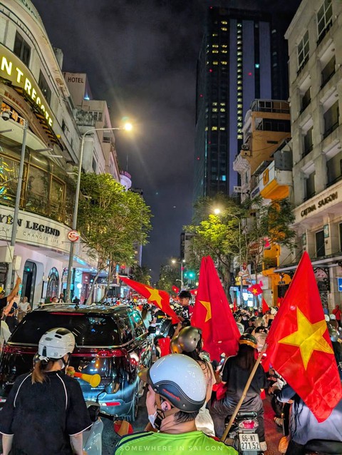 Hàng quán cả nước đồng loạt “chơi lớn” mừng tuyển Việt Nam vô địch ASEAN Cup 2024- Ảnh 4. Hàng quán cả nước đồng loạt “chơi lớn” mừng tuyển Việt Nam vô địch ASEAN Cup 2024- Ảnh 4.