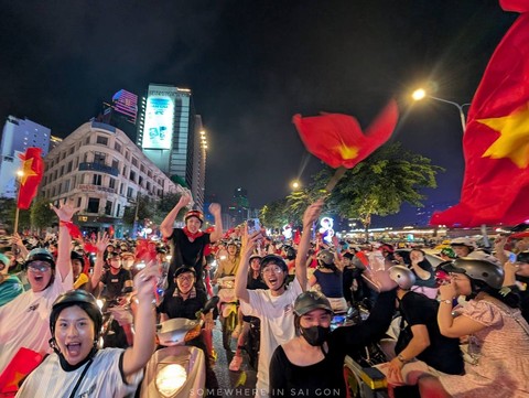 Hàng quán cả nước đồng loạt “chơi lớn” mừng tuyển Việt Nam vô địch ASEAN Cup 2024- Ảnh 1. Hàng quán cả nước đồng loạt “chơi lớn” mừng tuyển Việt Nam vô địch ASEAN Cup 2024- Ảnh 1.