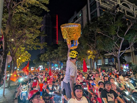 Hàng quán cả nước đồng loạt “chơi lớn” mừng tuyển Việt Nam vô địch ASEAN Cup 2024- Ảnh 3. Hàng quán cả nước đồng loạt “chơi lớn” mừng tuyển Việt Nam vô địch ASEAN Cup 2024- Ảnh 3.