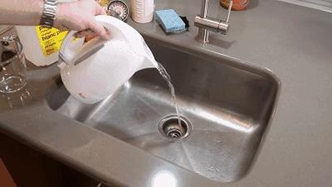 Đổ nước nóng vào bồn rửa bát: Hành động tưởng vô hại nhưng lại gây ra 2 nguy hiểm lớn- Ảnh 1. Đổ nước nóng vào bồn rửa bát: Hành động tưởng vô hại nhưng lại gây ra 2 nguy hiểm lớn- Ảnh 1.
