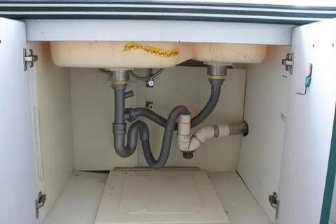 Đổ nước nóng vào bồn rửa bát: Hành động tưởng vô hại nhưng lại gây ra 2 nguy hiểm lớn- Ảnh 2. Đổ nước nóng vào bồn rửa bát: Hành động tưởng vô hại nhưng lại gây ra 2 nguy hiểm lớn- Ảnh 2.