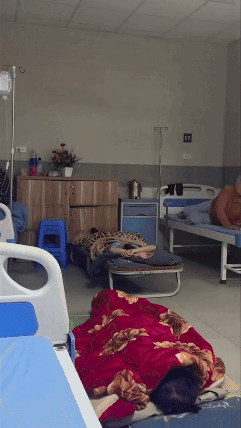 Bật dậy lúc 12h đêm trong bệnh viện, cảnh tượng người nhà gây ra khiến bệnh nhân ngượng chín mặt- Ảnh 1. Bật dậy lúc 12h đêm trong bệnh viện, cảnh tượng người nhà gây ra khiến bệnh nhân ngượng chín mặt- Ảnh 1.