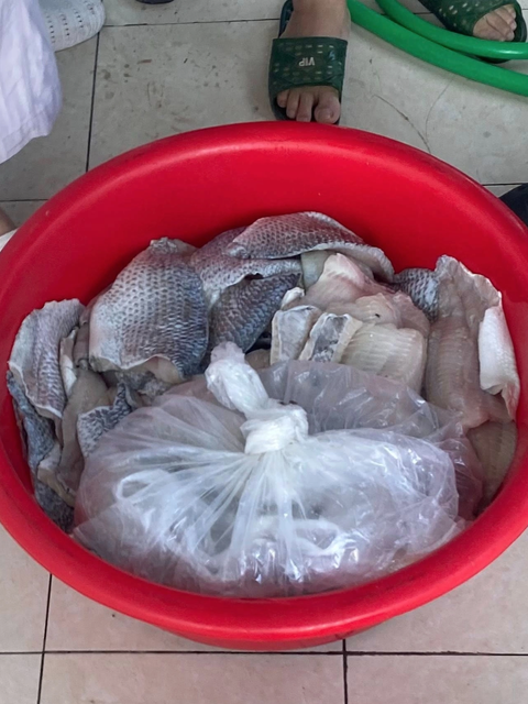 Xôn xao bếp ăn trường tiểu học ở Hà Nội nhập thịt bốc mùi, cá ươn: Chủ tịch xã lên tiếng- Ảnh 2. Xôn xao bếp ăn trường tiểu học ở Hà Nội nhập thịt bốc mùi, cá ươn: Chủ tịch xã lên tiếng- Ảnh 2.