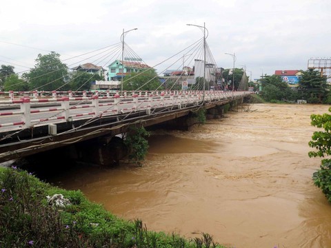 Lũ sông Thương sắp vượt kỷ lục 39 năm, Quân đội điều trực thăng, hơn 30.000 bộ đội cứu trợ- Ảnh 6.