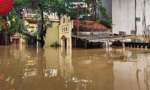 Nước sông Cầu dâng cao tràn vào khu dân sinh phường Vân Hà - Ảnh: Báo Bắc Ninh