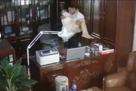 Người đàn ông 'thân mật' với nhiều phụ nữ ở phòng làm việc: Trường báo cáo gì?- Ảnh 1.