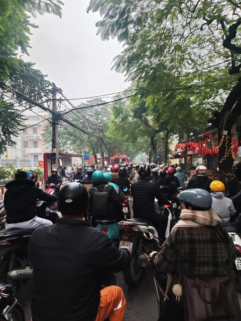 Nóng: Nhà máy bia Hà Nội Habeco cháy dữ dội, cột khói đen bốc cao - Ảnh 6.