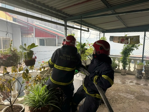 Nóng: Nhà máy bia Hà Nội Habeco cháy dữ dội, cột khói đen bốc cao - Ảnh 4.