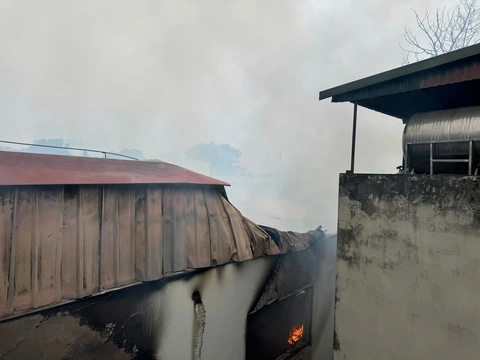 Nóng: Nhà máy bia Hà Nội Habeco cháy dữ dội, cột khói đen bốc cao - Ảnh 5.