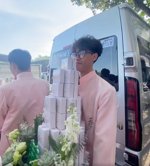 Đang chờ xe buýt, nam thanh niên bất ngờ được "nhấc" vào đội bê tráp ở Hà Nội: Cái kết đặc biệt - Ảnh 2.