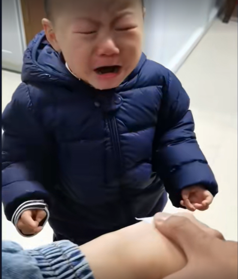 Biểu cảm như trời đất sụp đổ của cậu bé ở bệnh viện khiến cả cõi mạng phì cười, riêng người mẹ lại muốn khóc- Ảnh 1. Biểu cảm như trời đất sụp đổ của cậu bé ở bệnh viện khiến cả cõi mạng phì cười, riêng người mẹ lại muốn khóc- Ảnh 1.