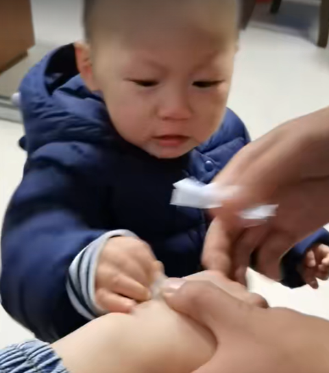 Biểu cảm như trời đất sụp đổ của cậu bé ở bệnh viện khiến cả cõi mạng phì cười, riêng người mẹ lại muốn khóc- Ảnh 3.
