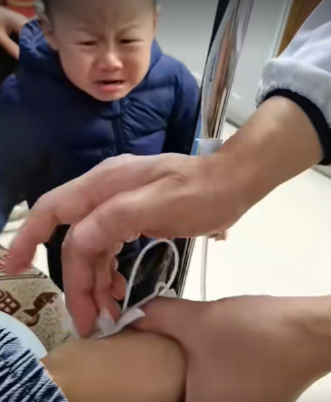 Biểu cảm như trời đất sụp đổ của cậu bé ở bệnh viện khiến cả cõi mạng phì cười, riêng người mẹ lại muốn khóc- Ảnh 2. Biểu cảm như trời đất sụp đổ của cậu bé ở bệnh viện khiến cả cõi mạng phì cười, riêng người mẹ lại muốn khóc- Ảnh 2.