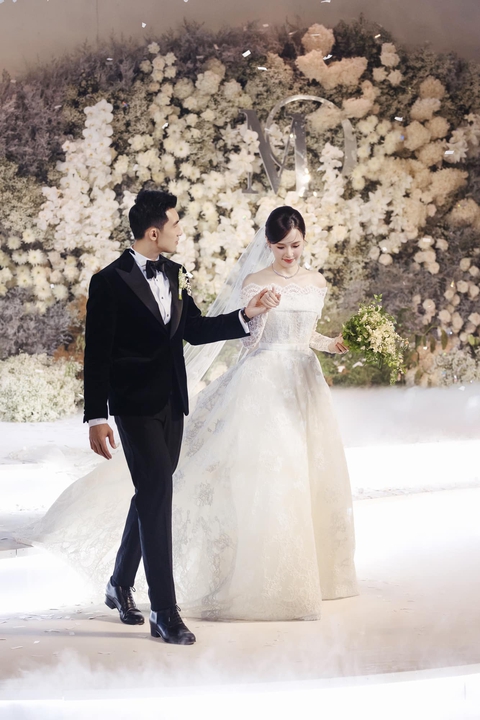 Midu - Đỗ Mỹ Linh: 2 nàng dâu hào môn cứ xuất hiện là gây sốt, cuộc sống hôn nhân có điều khác biệt- Ảnh 8. Midu - Đỗ Mỹ Linh: 2 nàng dâu hào môn cứ xuất hiện là gây sốt, cuộc sống hôn nhân có điều khác biệt- Ảnh 8.