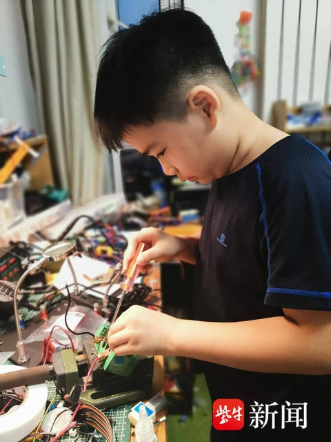 Thần đồng Trung Quốc: Cậu bé 6 tuổi trở thành ‘giảng viên nhí’, 11 tuổi viết code chế tạo tên lửa, cấp độ 4 lập trình C++, cấp độ 2 lập trình Python- Ảnh 4. Thần đồng Trung Quốc: Cậu bé 6 tuổi trở thành ‘giảng viên nhí’, 11 tuổi viết code chế tạo tên lửa, cấp độ 4 lập trình C++, cấp độ 2 lập trình Python- Ảnh 4.