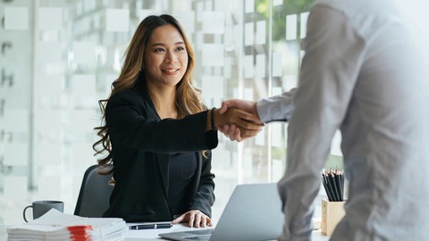 Nhà tuyển dụng hỏi: "Có 6 người đi công tác nhưng xe chỉ chở được 5 người, bạn sẽ làm gì?", người EQ cao trả lời khôn ngoan, ghi điểm tuyệt đối! - Ảnh 2. Nhà tuyển dụng hỏi: "Có 6 người đi công tác nhưng xe chỉ chở được 5 người, bạn sẽ làm gì?", người EQ cao trả lời khôn ngoan, ghi điểm tuyệt đối! - Ảnh 2.