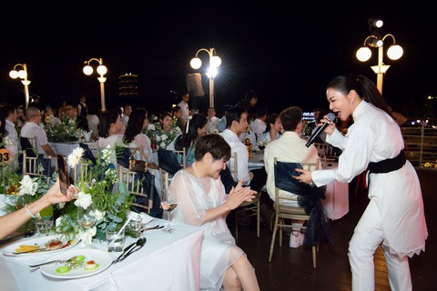 Nữ ca sĩ đình đám gọi vợ cũ Đàm Vĩnh Hưng là "bà đồng thép", ới 1 câu là xách 2 vali lên đường- Ảnh 1. Nữ ca sĩ đình đám gọi vợ cũ Đàm Vĩnh Hưng là "bà đồng thép", ới 1 câu là xách 2 vali lên đường- Ảnh 1.