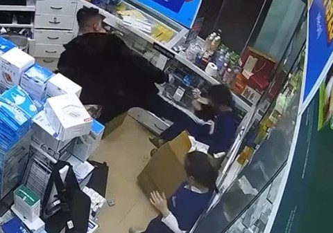 Hà Tĩnh điều tra vụ hành hung nhà thuốc liên quan nữ dược sỹ bị ép uống nước - Ảnh 1. Hà Tĩnh điều tra vụ hành hung nhà thuốc liên quan nữ dược sỹ bị ép uống nước - Ảnh 1.