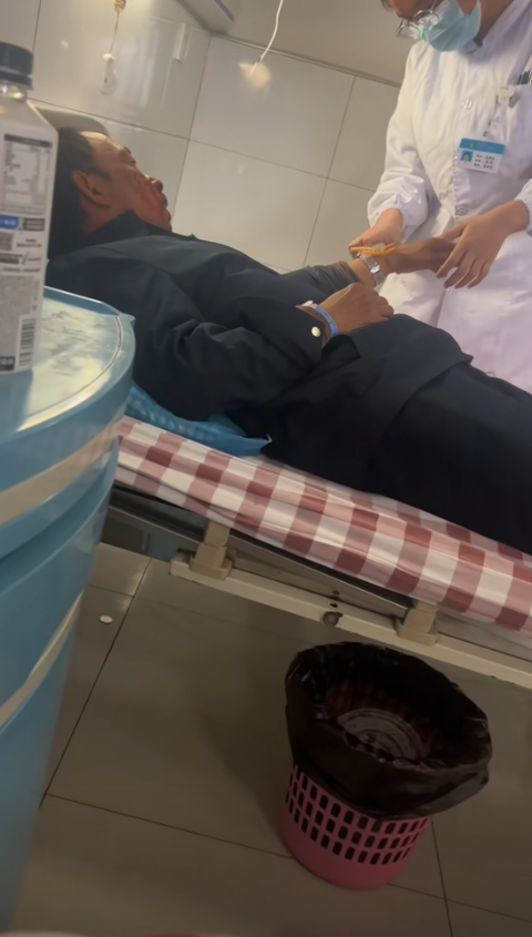 2h sáng đi từ quê lên, bố bị con gái phát giác 1 biểu hiện kì lạ: Sự thật lộ ra đau đớn vô cùng!- Ảnh 2. 2h sáng đi từ quê lên, bố bị con gái phát giác 1 biểu hiện kì lạ: Sự thật lộ ra đau đớn vô cùng!- Ảnh 2.