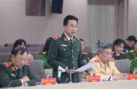 Bộ Công an trả lời về chế độ cho cán bộ tự nguyện xin nghỉ, giảm chức vụ để tinh gọn bộ máy - Ảnh 1. Bộ Công an trả lời về chế độ cho cán bộ tự nguyện xin nghỉ, giảm chức vụ để tinh gọn bộ máy - Ảnh 1.