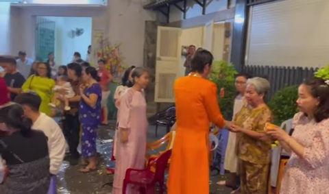 Hoài Linh chơi lớn, chi tiền đầu năm làm một việc, ai cũng vây quanh- Ảnh 2. Hoài Linh chơi lớn, chi tiền đầu năm làm một việc, ai cũng vây quanh- Ảnh 2.