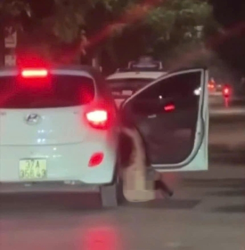 Người phụ nữ không mặc quần áo văng khỏi xe ôtô có quan hệ gì với tài xế?- Ảnh 1. Người phụ nữ không mặc quần áo văng khỏi xe ôtô có quan hệ gì với tài xế?- Ảnh 1.