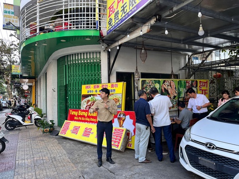 Quán ăn bị tố "chặt chém" ở Nha Trang: Ngày đóng cửa, đêm vẫn mở bán? - Ảnh 1. Quán ăn bị tố "chặt chém" ở Nha Trang: Ngày đóng cửa, đêm vẫn mở bán? - Ảnh 1.