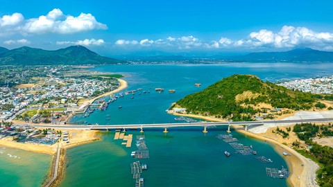 Một doanh nghiệp đề xuất làm dự án "siêu khủng, siêu sang" hơn 105.000 tỷ đồng, quy mô 4.360 ha, có cả sân golf và bến du thuyền tại Bình Định - Ảnh 1. Một doanh nghiệp đề xuất làm dự án "siêu khủng, siêu sang" hơn 105.000 tỷ đồng, quy mô 4.360 ha, có cả sân golf và bến du thuyền tại Bình Định - Ảnh 1.