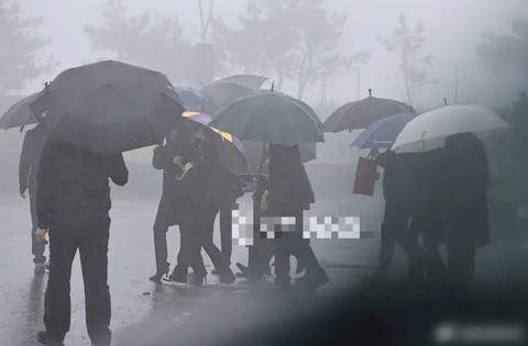 Lễ an táng trong mưa của Từ Hy Viên: Chồng Hàn khóc đến run rẩy, nhiều người thân đội mưa tiễn biệt lần cuối- Ảnh 4. Lễ an táng trong mưa của Từ Hy Viên: Chồng Hàn khóc đến run rẩy, nhiều người thân đội mưa tiễn biệt lần cuối- Ảnh 4.