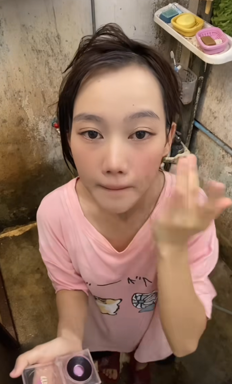 Cô gái chui vào nhà vệ sinh cũ nát gội đầu, makeup “lột xác”, kết quả gây choáng: Đẹp cỡ này là nhờ cơ địa!- Ảnh 2. Cô gái chui vào nhà vệ sinh cũ nát gội đầu, makeup “lột xác”, kết quả gây choáng: Đẹp cỡ này là nhờ cơ địa!- Ảnh 2.