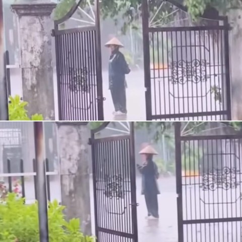 Bức ảnh người phụ nữ đội mưa đứng trước cổng nhà khiến netizen nhòe nước mắt - Ảnh 2. Bức ảnh người phụ nữ đội mưa đứng trước cổng nhà khiến netizen nhòe nước mắt - Ảnh 2.