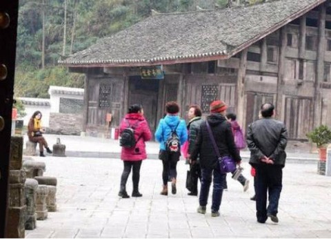 Ngôi nhà cổ kim tơ nam mộc qúy giá khó phá dỡ - Ảnh 4. Ngôi nhà cổ kim tơ nam mộc qúy giá khó phá dỡ - Ảnh 4.