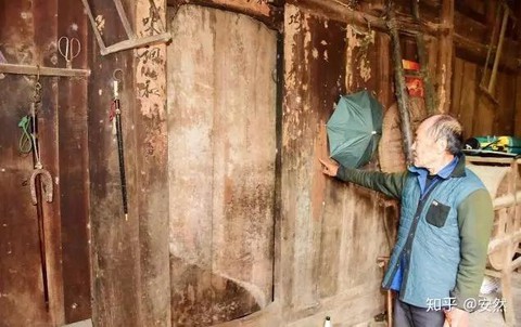Ngôi nhà cổ kim tơ nam mộc qúy giá khó phá dỡ - Ảnh 2. Ngôi nhà cổ kim tơ nam mộc qúy giá khó phá dỡ - Ảnh 2.