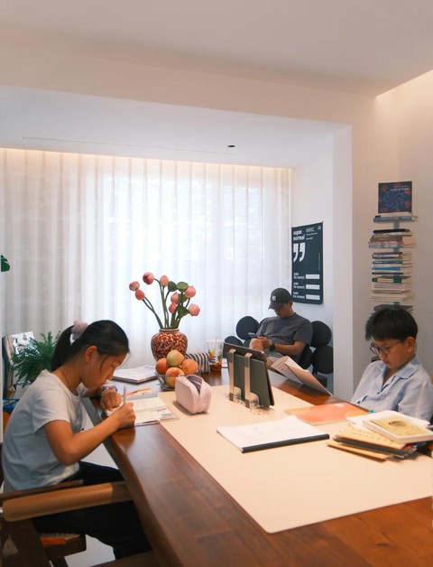 Ngày càng nhiều gia đình chọn bàn dài cho phòng khách hiện đại - Ảnh 2. Ngày càng nhiều gia đình chọn bàn dài cho phòng khách hiện đại - Ảnh 2.