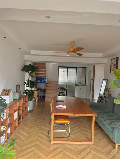 Ngày càng nhiều gia đình chọn bàn dài cho phòng khách hiện đại - Ảnh 4. Ngày càng nhiều gia đình chọn bàn dài cho phòng khách hiện đại - Ảnh 4.