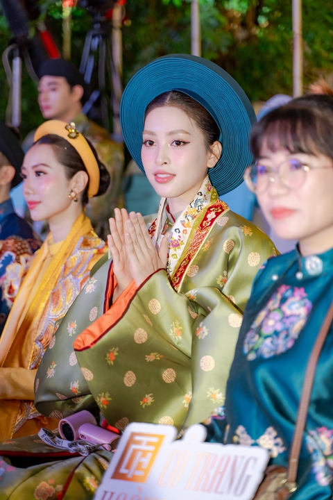 Dàn sao Vbiz lộng lẫy tại sự kiện khủng: Tiểu Vy - Quốc Anh bị Dàn sao Vbiz lộng lẫy tại sự kiện khủng: Tiểu Vy - Quốc Anh bị
