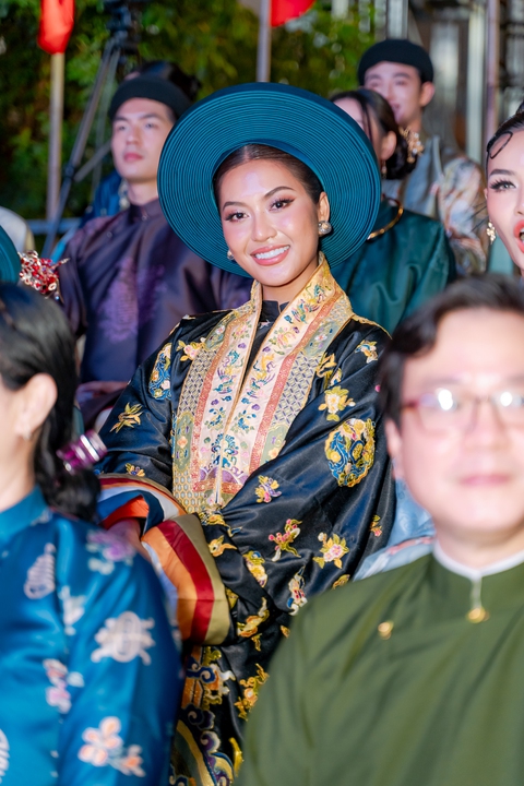 Dàn sao Vbiz lộng lẫy tại sự kiện khủng: Tiểu Vy - Quốc Anh bị Dàn sao Vbiz lộng lẫy tại sự kiện khủng: Tiểu Vy - Quốc Anh bị
