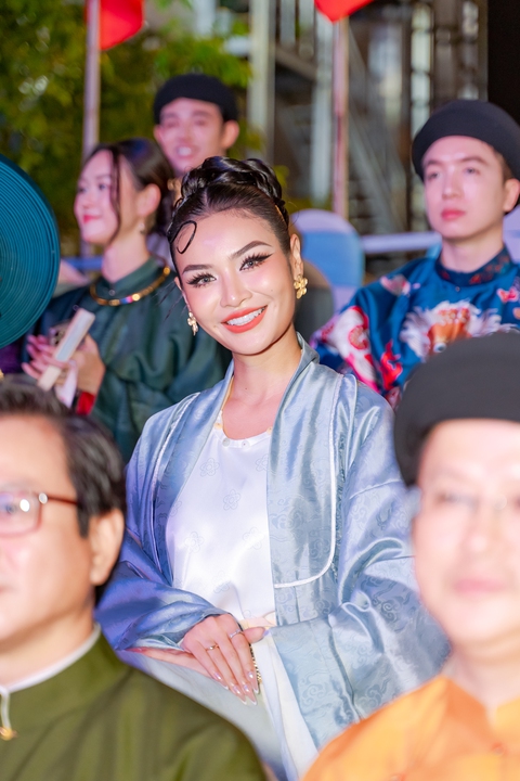 Dàn sao Vbiz lộng lẫy tại sự kiện khủng: Tiểu Vy - Quốc Anh bị Dàn sao Vbiz lộng lẫy tại sự kiện khủng: Tiểu Vy - Quốc Anh bị