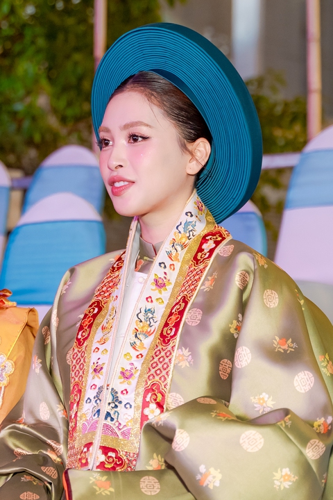 Dàn sao Vbiz lộng lẫy tại sự kiện khủng: Tiểu Vy - Quốc Anh bị Dàn sao Vbiz lộng lẫy tại sự kiện khủng: Tiểu Vy - Quốc Anh bị